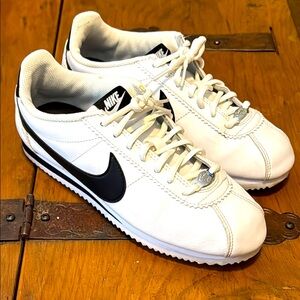 Classic Nike Cortez Leather Wmns